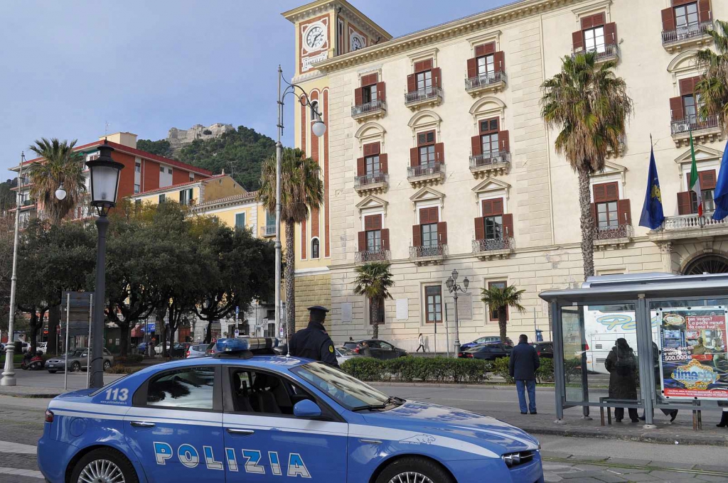 Volante davanti al Palazzo Sant Agostino sede della Provincia