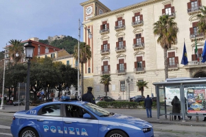 Volante davanti al Palazzo Sant Agostino sede della Provincia