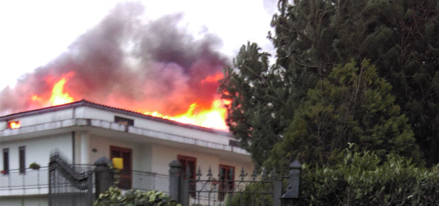 2battipaglia_incendio_casa