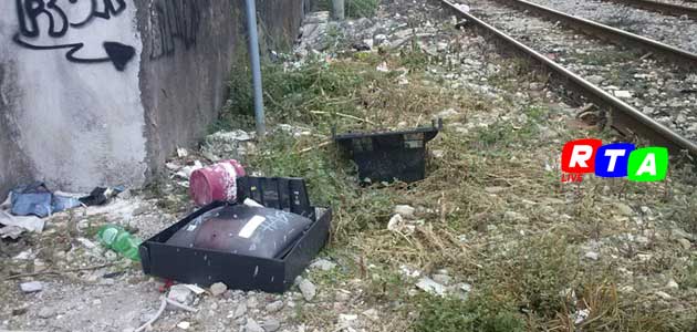 630_rifiuti_ferrovia_binari_treno_nocera-inferiore_discarica