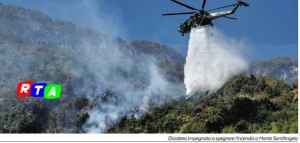 640-incendio-elicottero-fuoco-monti-aib-cava-nocera-rtalive