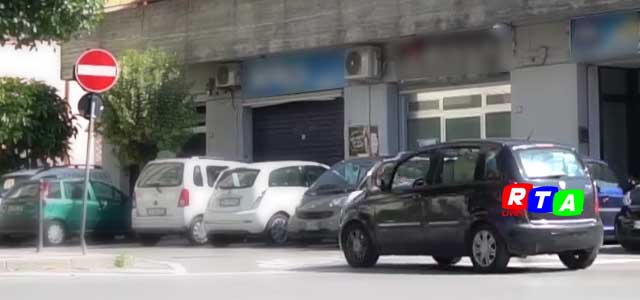 AUTO-CONTRO-SENSO-DI-MARCIA