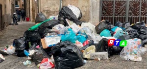 Salerno-rifiuti-via-dei-canali-RTAlive