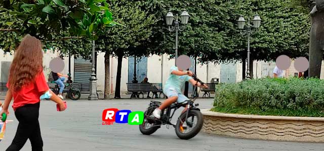 biciclette-elettriche-pericolo-corse-regole-limitazione-divieto-RTAlive-Piazza-Diaz-Nocera-Inferiore