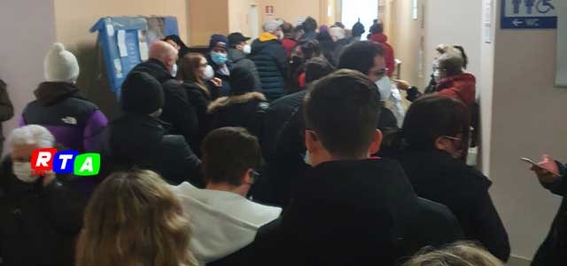 Fila-centro-vaccinale-ospedale-Umberto-Primo-Nocera-Inferiore-RTAlive