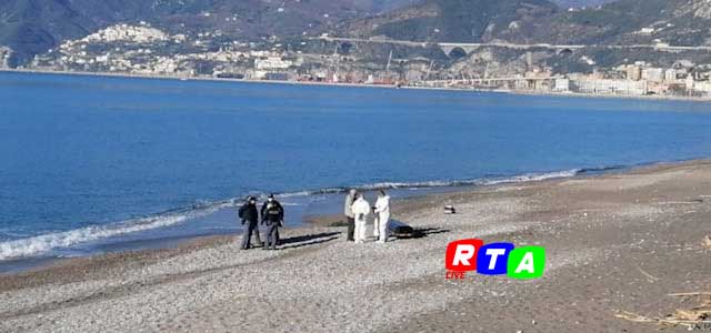 50-enne-morto-sulla-spiaggia-Salerno-riva-al-mare-overdose-RTAlive