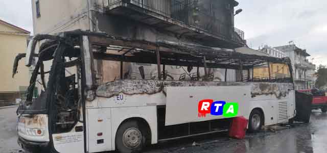 1-pullman-incendiato-scontri-tifosi-casertana-paganese-RTAlive