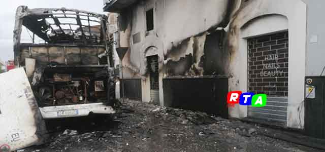 2-pullman-incendiato-scontri-tifosi-casertana-paganese-RTAlive