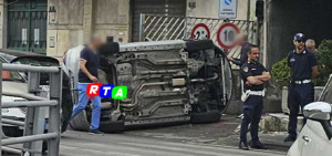 auto-ribaltata-via-atzori-nocera-inferiore-RTAlive