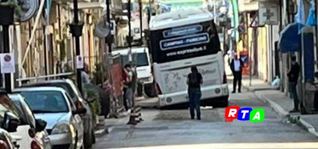 bus-in-buca-asfalto-siano-bloccato-RTAlive