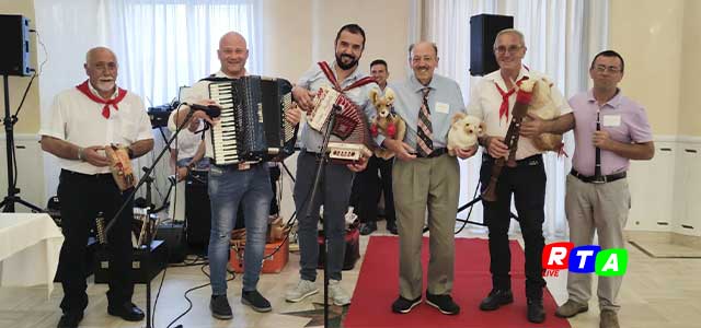 musicisti-Vito-Cavalloal-suo-arrivo-con-i-parenti-italoamericani-a-Colliano-RTAlive