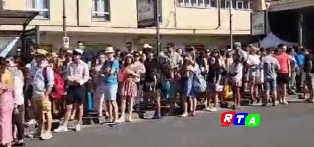 turisti-in-attesa-bus-costiera-amalfitana-RTAlive