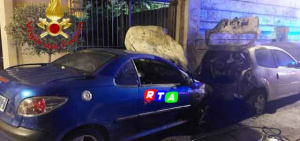 incendio-auto-Salerno-via-Bastioni-RTAlive