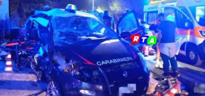 L'auto dei carabinieri travolta dal Range Rover