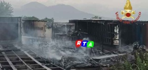 1-incendio-ditta-peluso-camion-sarno-2