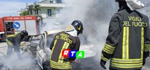 rtalive_incendio-auto-angri-via-badia