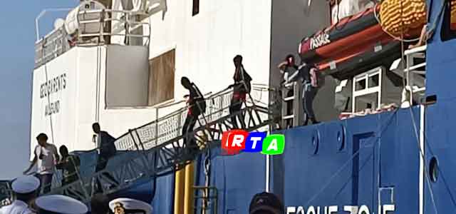 migranti-scendono-da-geo-barents-al-porto-di-salerno-rtalive