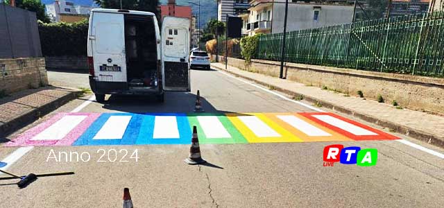 strisce-pedonali-2024-arcobaleno-scuole-elementari-rtalive