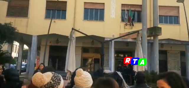 1-protesta-scuola-roccapiemonte-rtalive