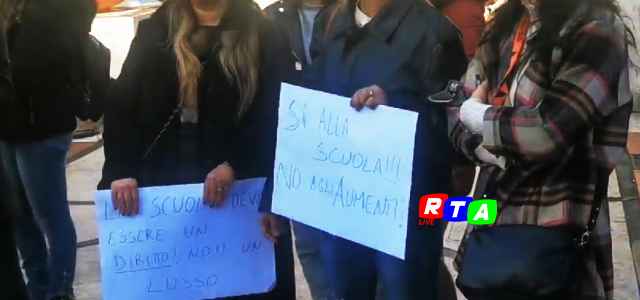 protesta-scuola-roccapiemonte-rtalive