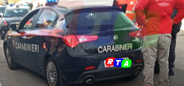 alt=fermato uomo con spada davanti al cimitero di castel san giorgio
