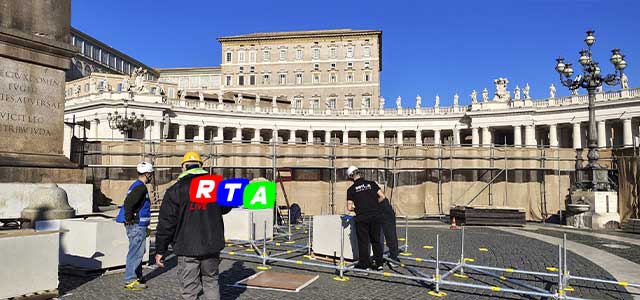 alt=Professionisti, tecnici, artigiani e maestranze sono all’opera per l’allestimento del presepe che sarà esposto, in occasione del Natale 2025, in piazza San Pietro in Vaticano