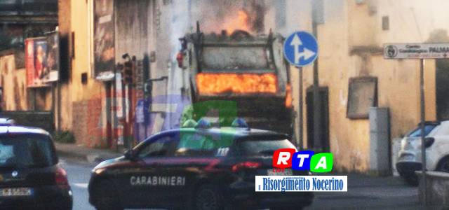 alt=Autocompattatore in fiamme a Nocera Inferiore