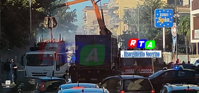 autocompattatore-in-fiamme-a-nocera-inferiore-rtalive2