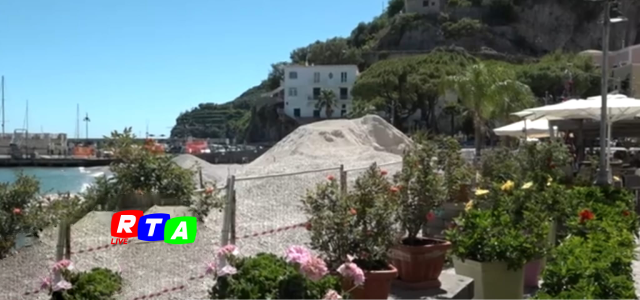 alt=Cetara, il Gip convalida il sequestro della spiaggia: «I materiali del ripascimento rischiavano di cementificare l'arenile»