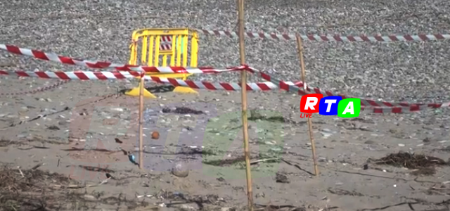 alt=ordigno bellico sulla spiaggia