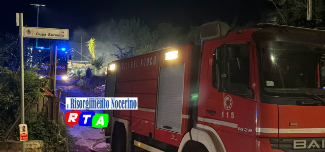 alt=Nocera Superiore, incendio a Pareti: in fiamme 5 automezzi