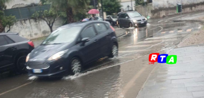 alt=Tombini ostruiti e strade allagate a San Marzano: caos davanti alle scuole