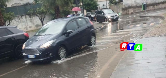 alt=Tombini ostruiti e strade allagate a San Marzano: caos davanti alle scuole